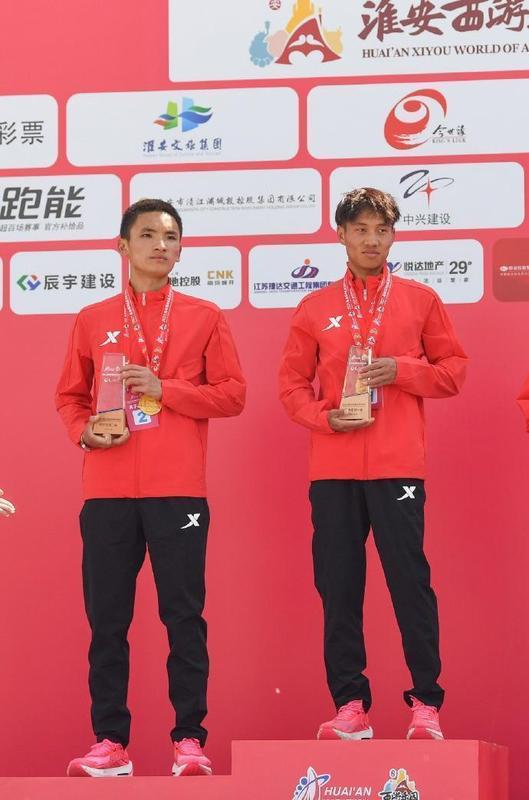  赛道上的较量与情谊；丰配友冲破纪录之巅；何杰以战友之名送祝福。 体育新闻 赛道上的较量与情谊；丰配友冲破纪录之巅；何杰以战友之名送祝福。 体育新闻