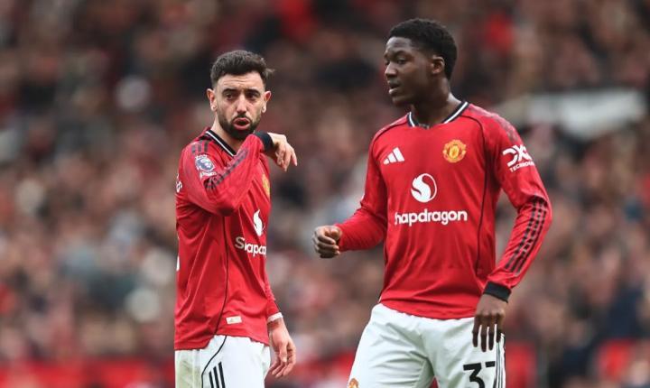  老特拉福德更衣室里的低语；球员们承认愧对卡里克；长间隔如隐形枷锁，束缚了红魔的脚步。 体育新闻 老特拉福德更衣室里的低语；球员们承认愧对卡里克；长间隔如隐形枷锁，束缚了红魔的脚步。 体育新闻