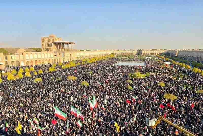  拉里贾尼坚定拒绝美方接触；伊朗高层面临新考验，家族背景与协调能力成关键。 新闻