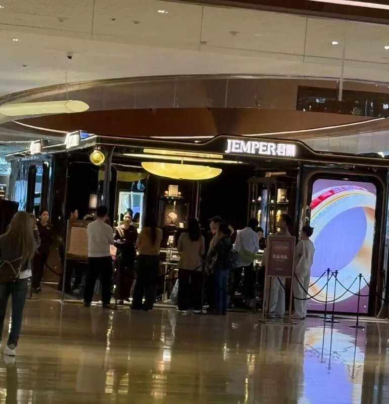  国际金价高位震荡，国内黄金饰品迎来新一轮调整；抢购热潮涌现，品牌价值凸显。 股票财经