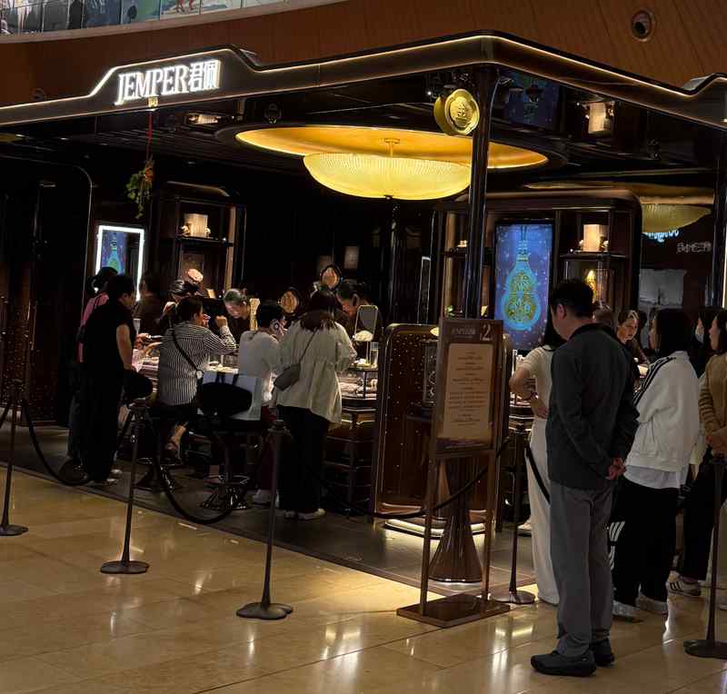  国际金价高位震荡，国内黄金饰品迎来新一轮调整；抢购热潮涌现，品牌价值凸显。 股票财经