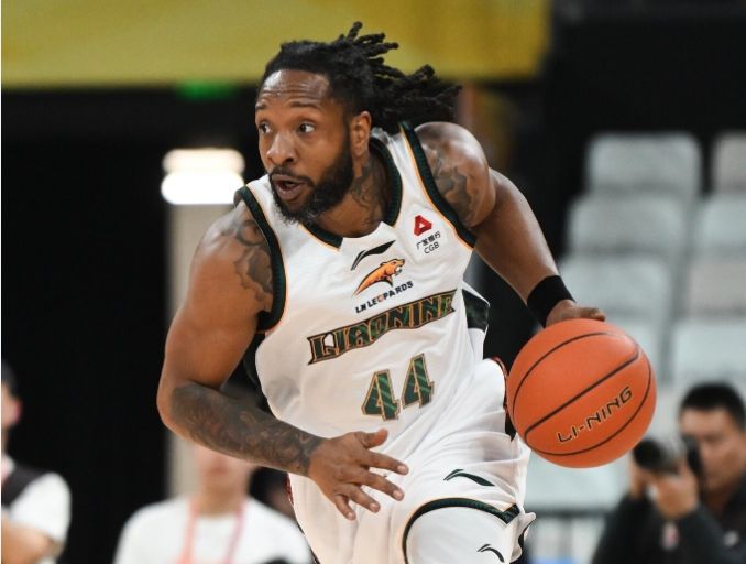  辽宁17-0崩盘深度复盘：战术失效与轮换困局的系统性剖析 体育新闻