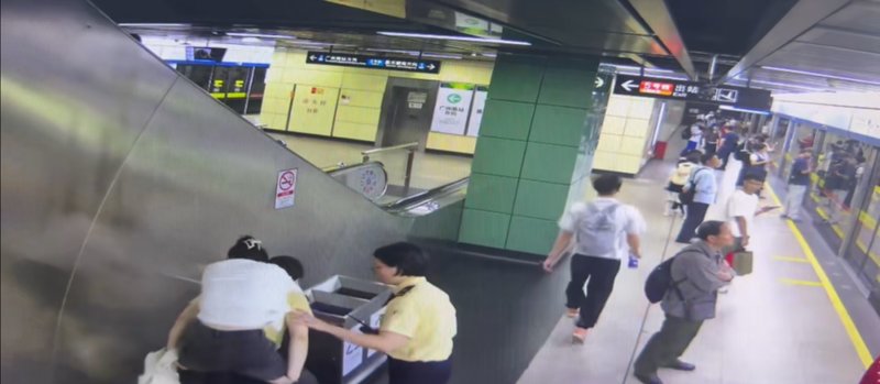  【服务案例深度解析】地铁站务员背送乘客：关键时刻的专业应对与机制保障 新闻