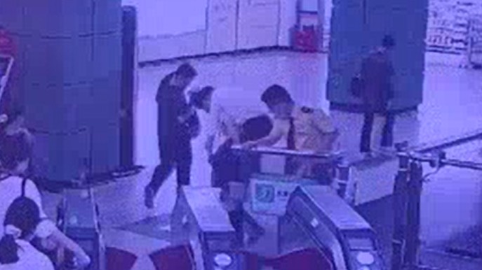  【服务案例深度解析】地铁站务员背送乘客：关键时刻的专业应对与机制保障 新闻