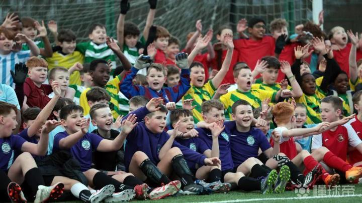 一座被遗忘的球场，怎样变成上万人舍不得离开的精神家园 体育新闻